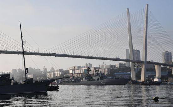 Формирование строя кораблей ко Дню ВМФ во Владивостоке