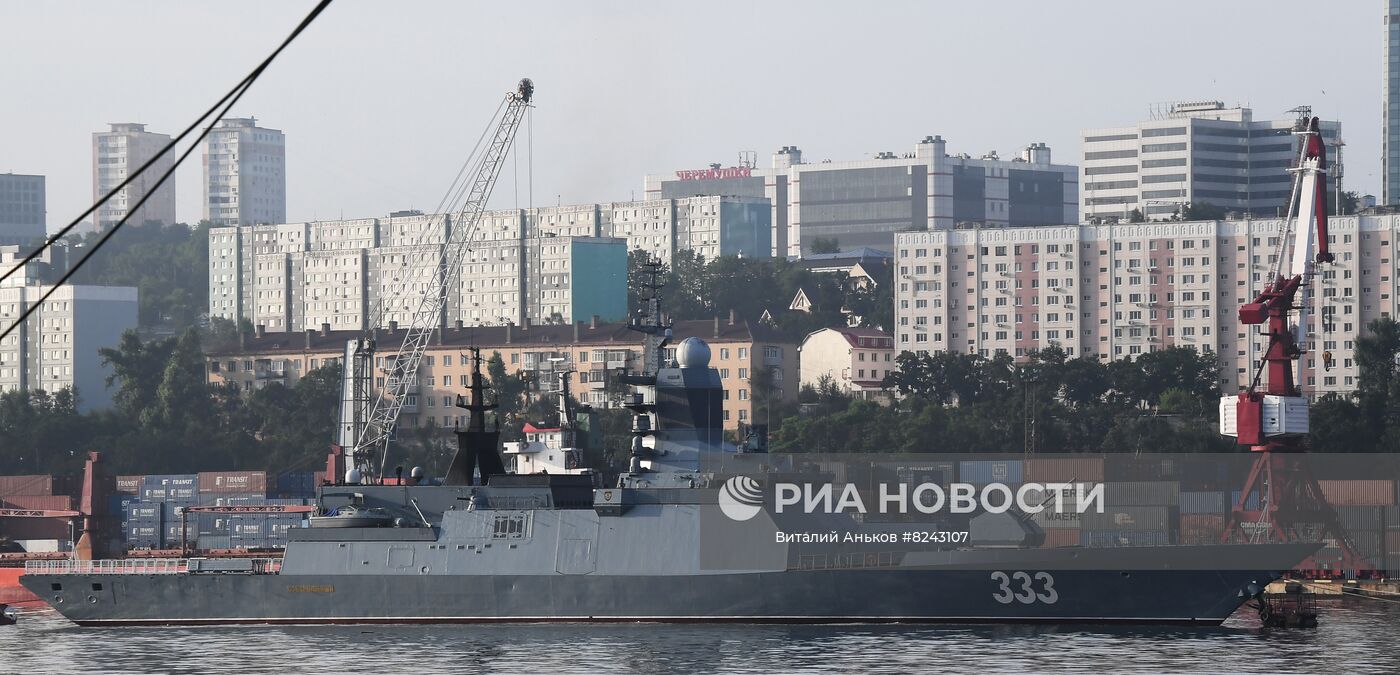 Формирование строя кораблей ко Дню ВМФ во Владивостоке