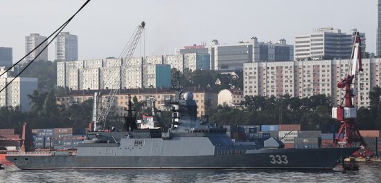 Формирование строя кораблей ко Дню ВМФ во Владивостоке