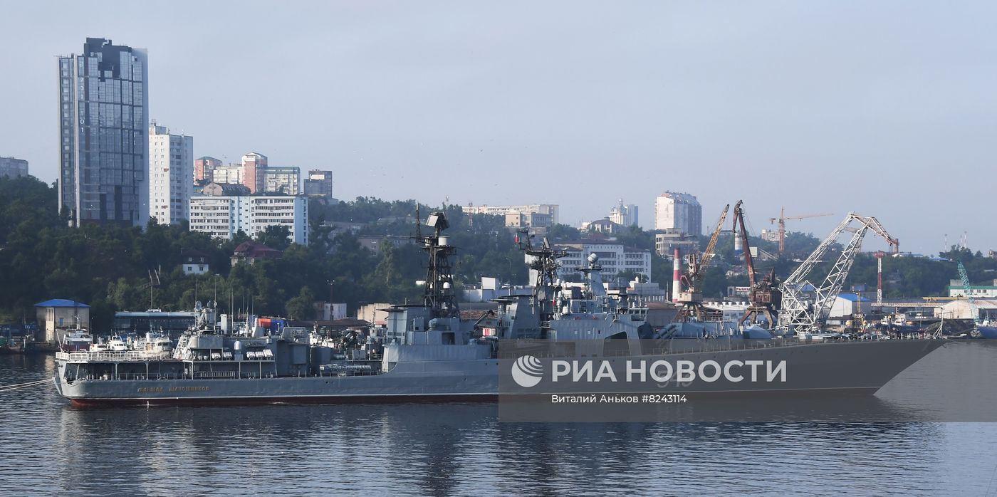 Формирование строя кораблей ко Дню ВМФ во Владивостоке