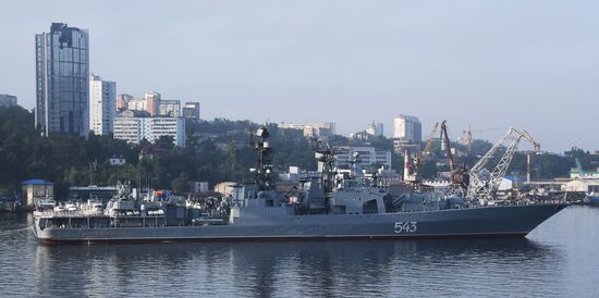 Формирование строя кораблей ко Дню ВМФ во Владивостоке