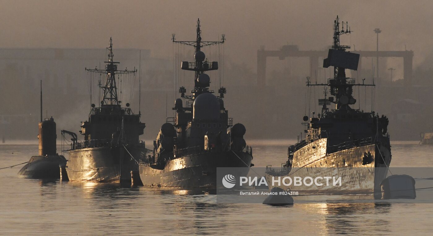 Формирование строя кораблей ко Дню ВМФ во Владивостоке