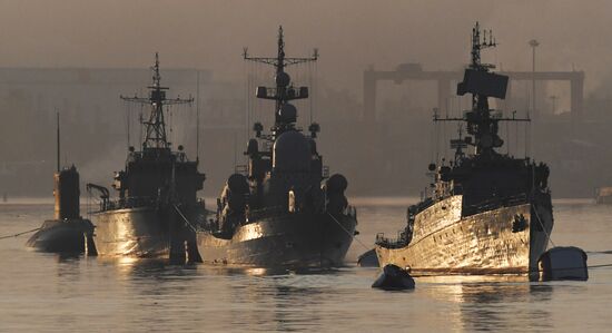 Формирование строя кораблей ко Дню ВМФ во Владивостоке