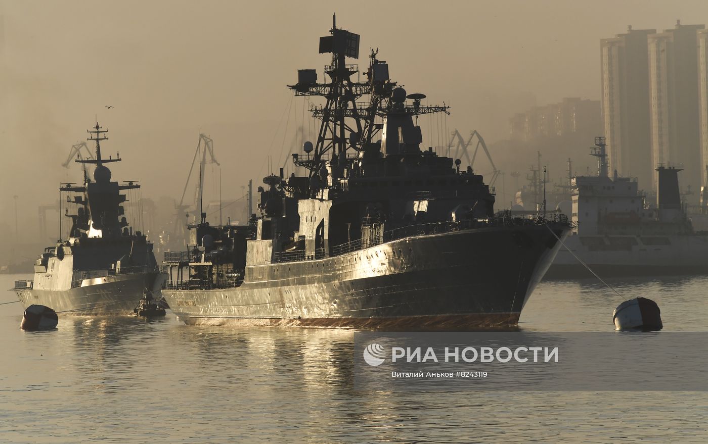 Формирование строя кораблей ко Дню ВМФ во Владивостоке