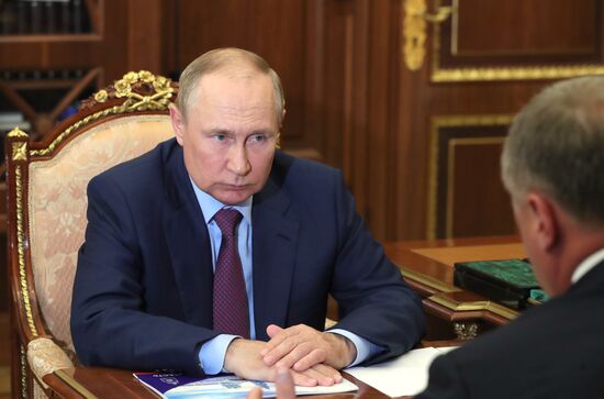 Рабочая встреча президента РФ В. Путина с губернатором Астраханской области И. Бабушкиным