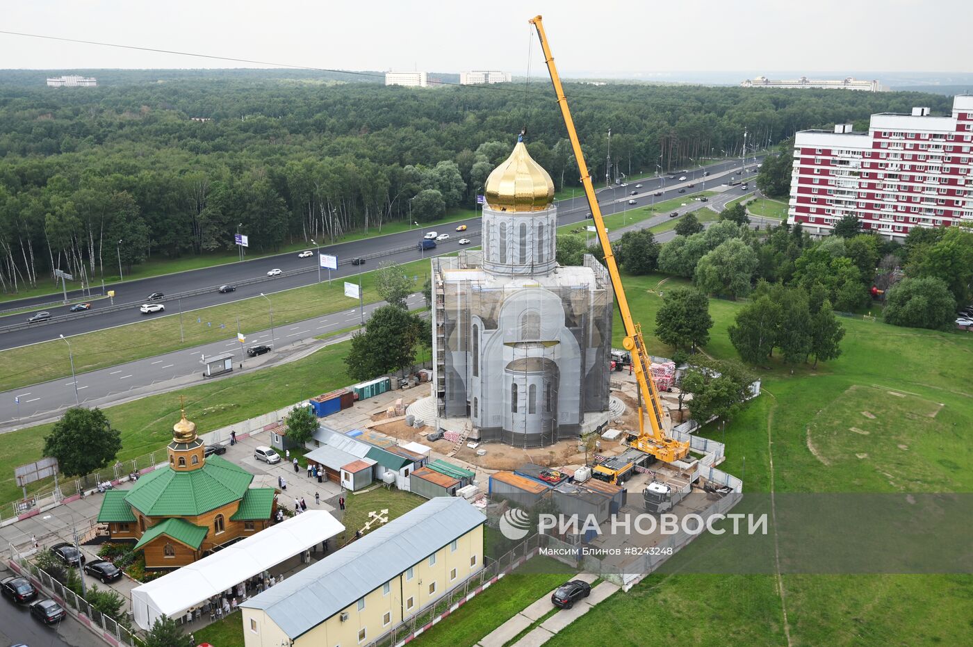 Церемония освящения крестов Владимирского храма в Москве