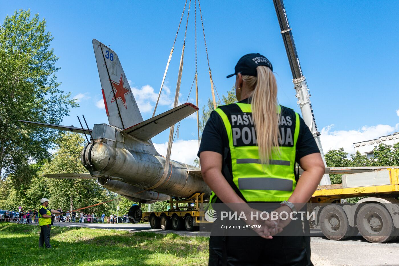 Демонтаж памятника советским летчикам в Риге