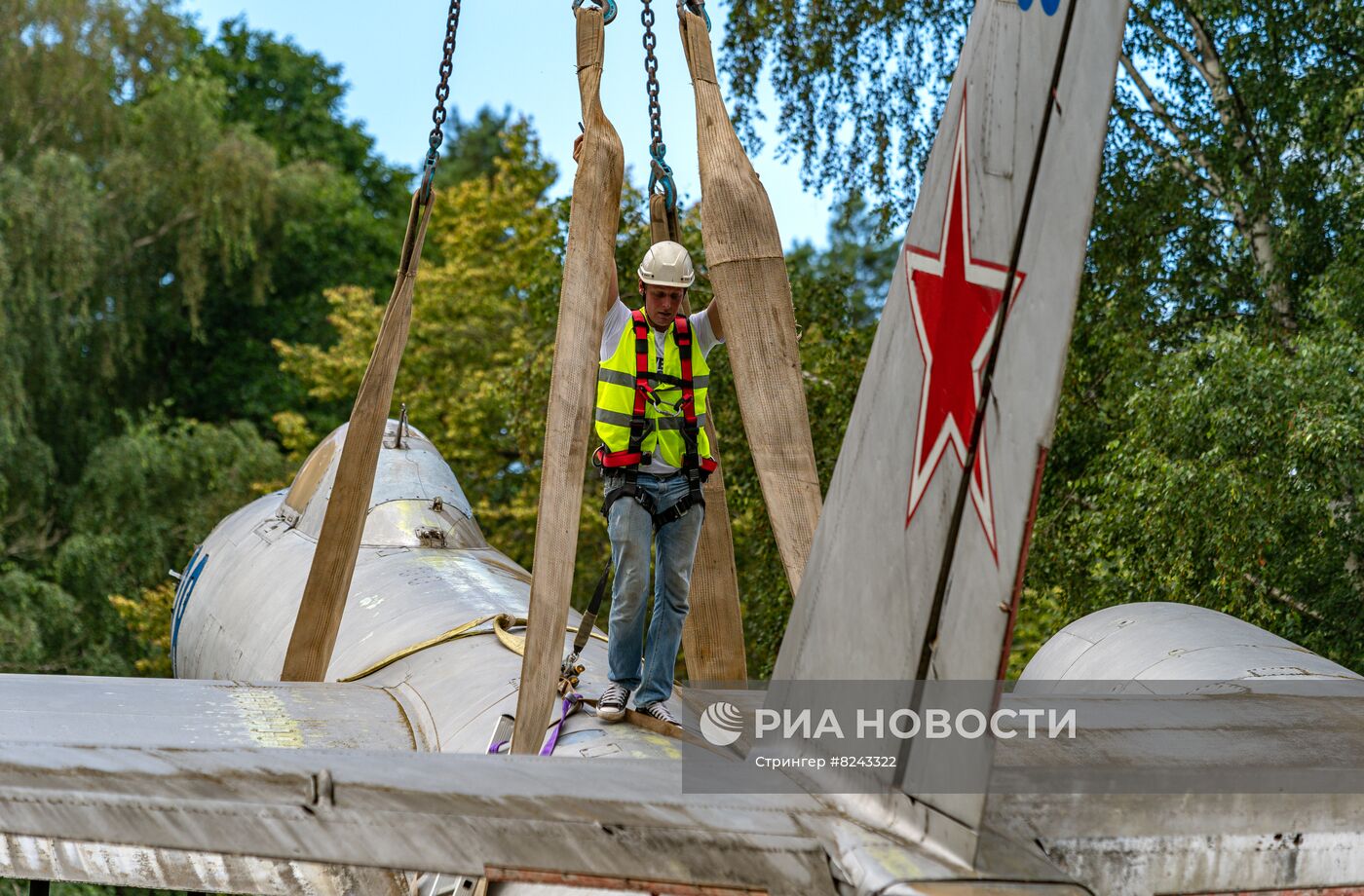 Демонтаж памятника советским летчикам в Риге