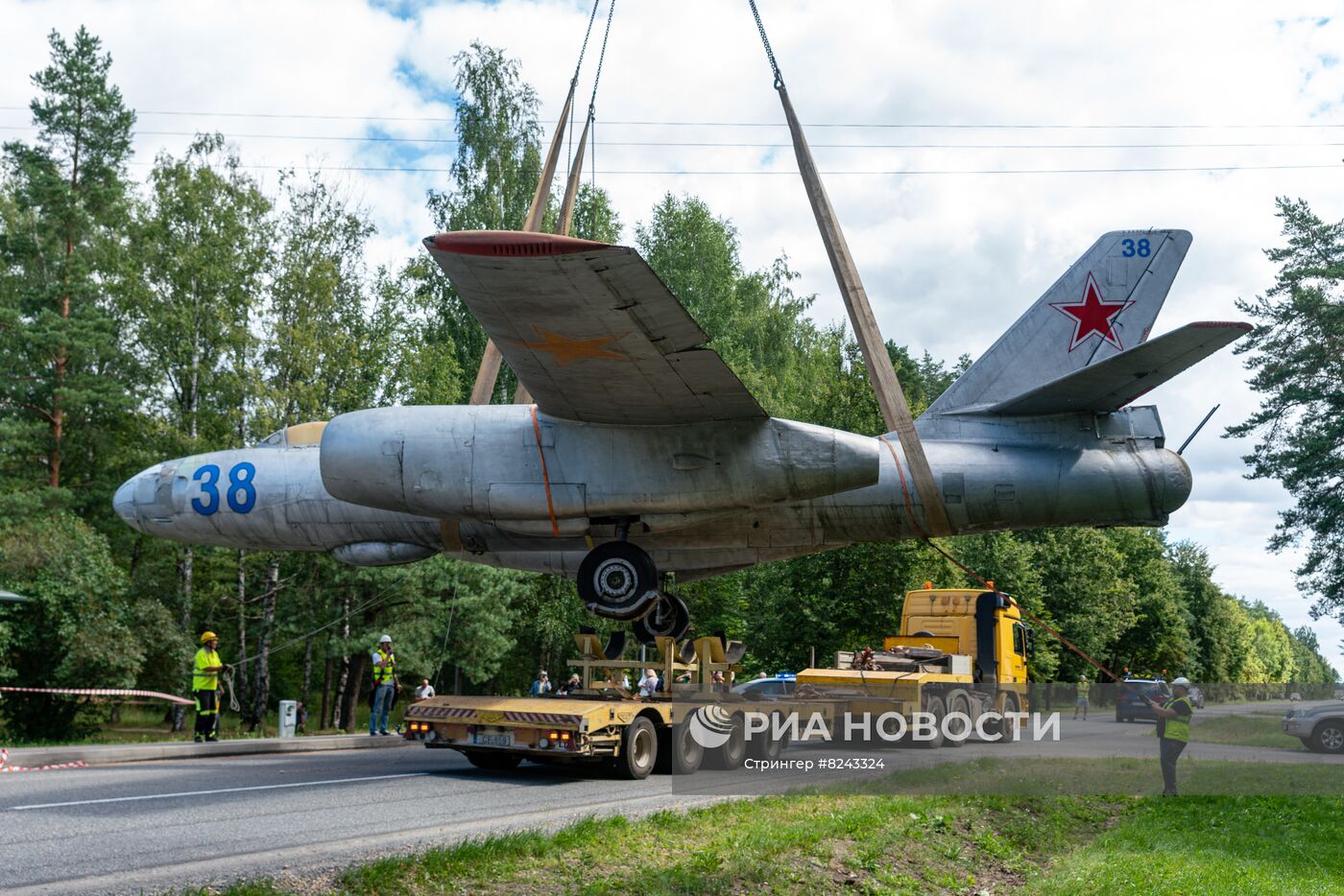 Демонтаж памятника советским летчикам в Риге