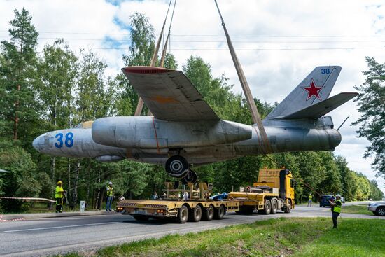 Демонтаж памятника советским летчикам в Риге