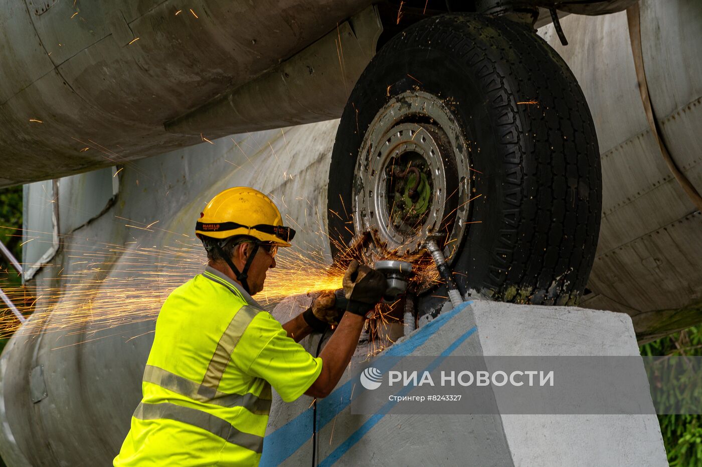 Демонтаж памятника советским летчикам в Риге