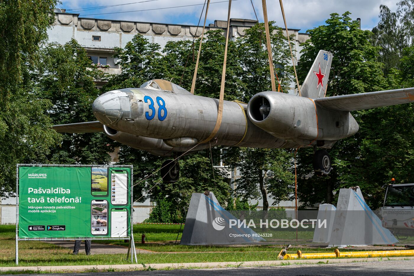 Демонтаж памятника советским летчикам в Риге