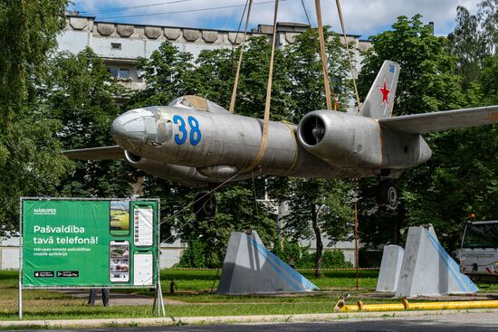 Демонтаж памятника советским летчикам в Риге