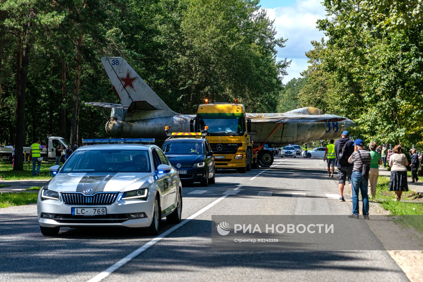 Демонтаж памятника советским летчикам в Риге