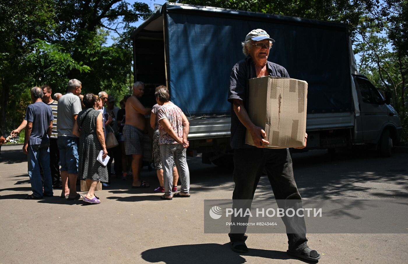 Раздача гуманитарной помощи в Мариуполе волонтерами из РФ