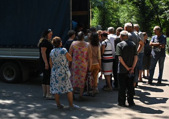 Раздача гуманитарной помощи в Мариуполе волонтерами из РФ