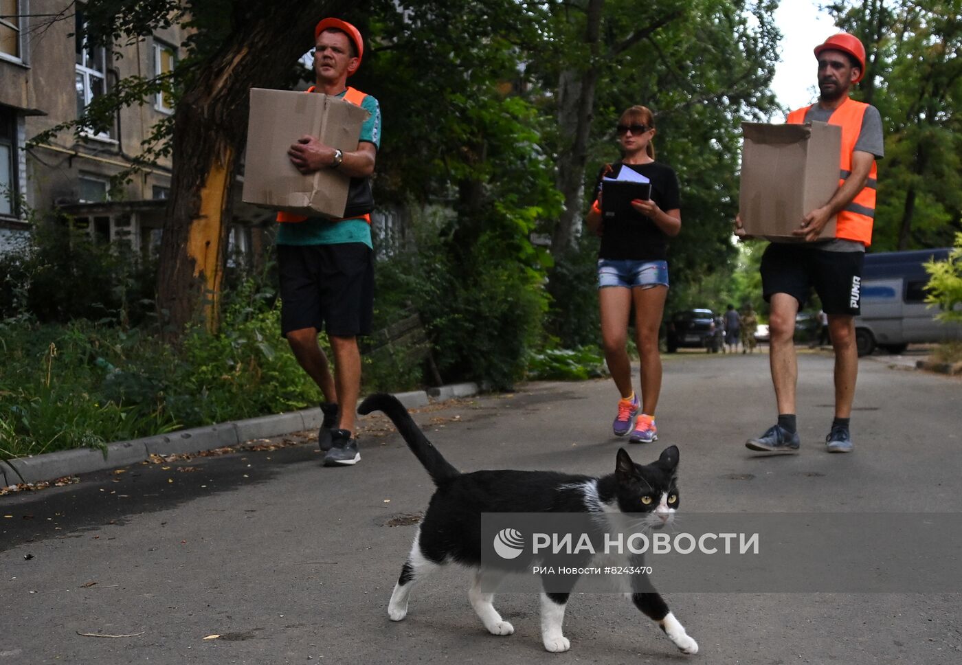 Раздача гуманитарной помощи в Мариуполе волонтерами из РФ