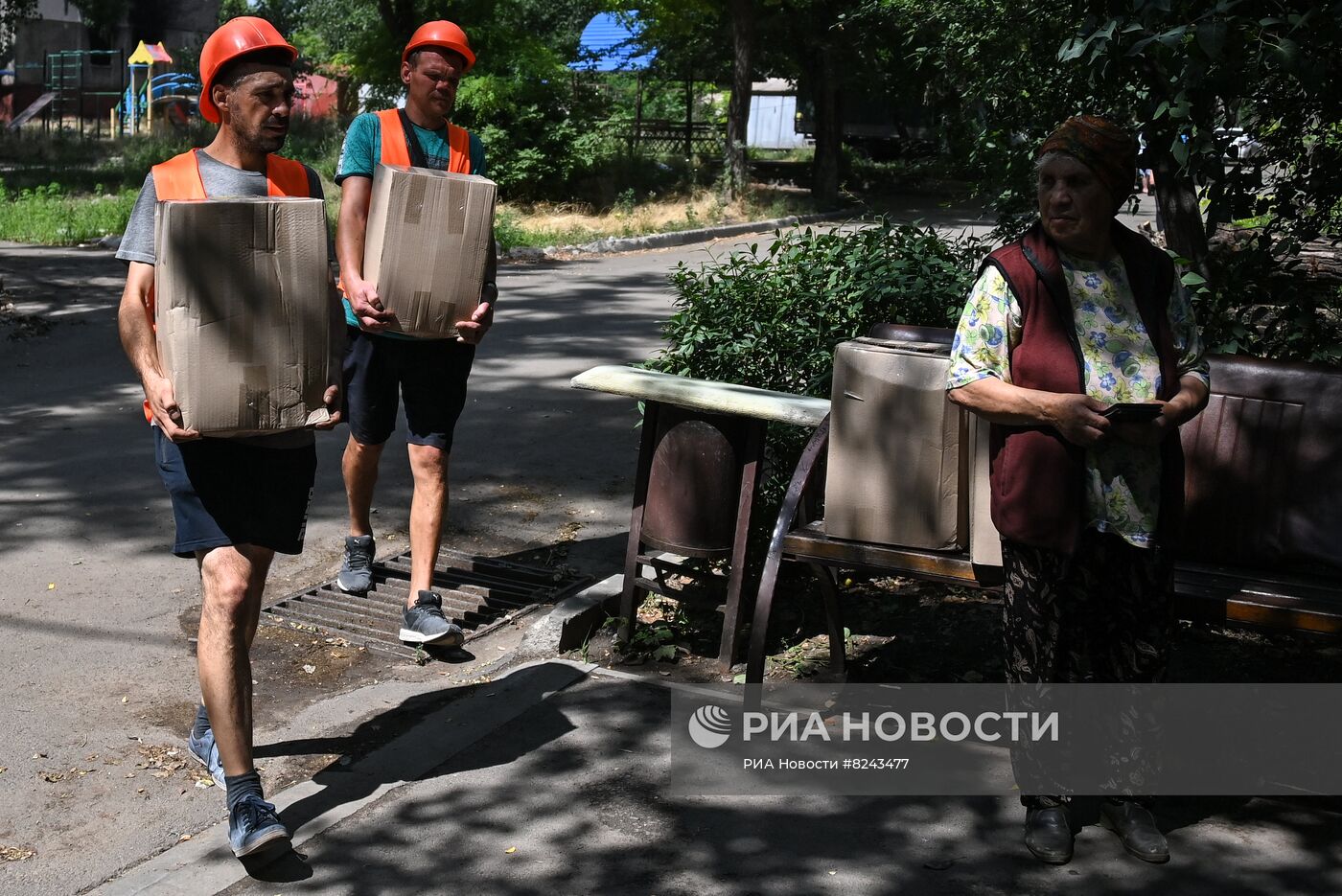 Раздача гуманитарной помощи в Мариуполе волонтерами из РФ