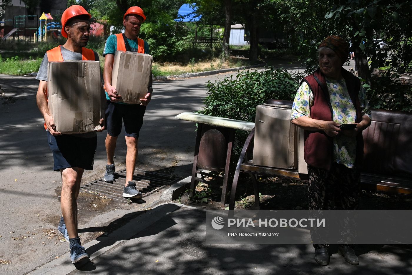 Раздача гуманитарной помощи в Мариуполе волонтерами из РФ