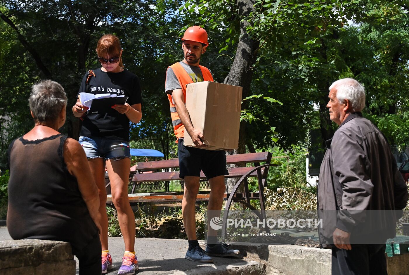 Раздача гуманитарной помощи в Мариуполе волонтерами из РФ