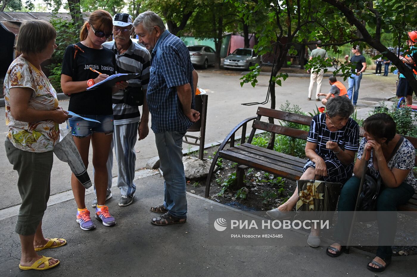 Раздача гуманитарной помощи в Мариуполе волонтерами из РФ