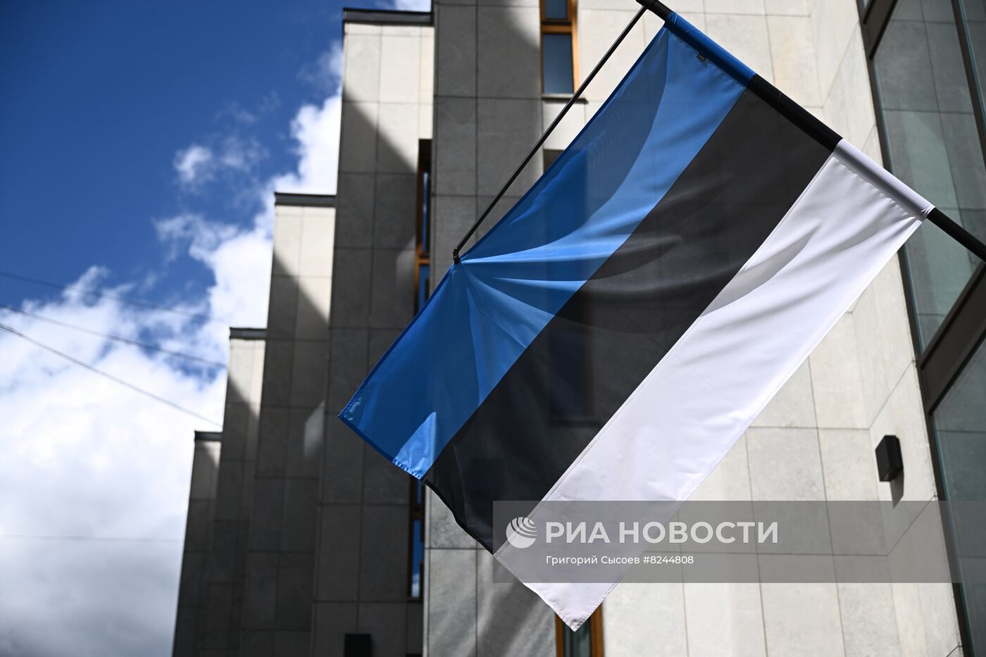 Эстония запретила выдачу россиянам вида на жительство и учебных виз