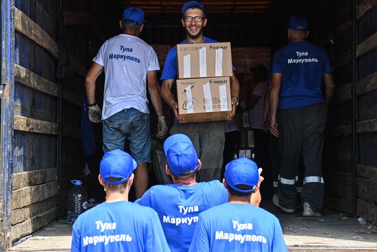 Разгрузка гуманитарной помощи от жителей Тулы в Мариуполе