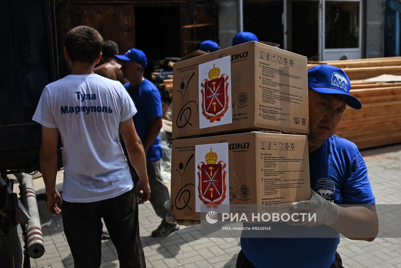 Разгрузка гуманитарной помощи от жителей Тулы в Мариуполе