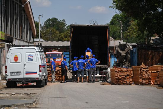 Разгрузка гуманитарной помощи от жителей Тулы в Мариуполе