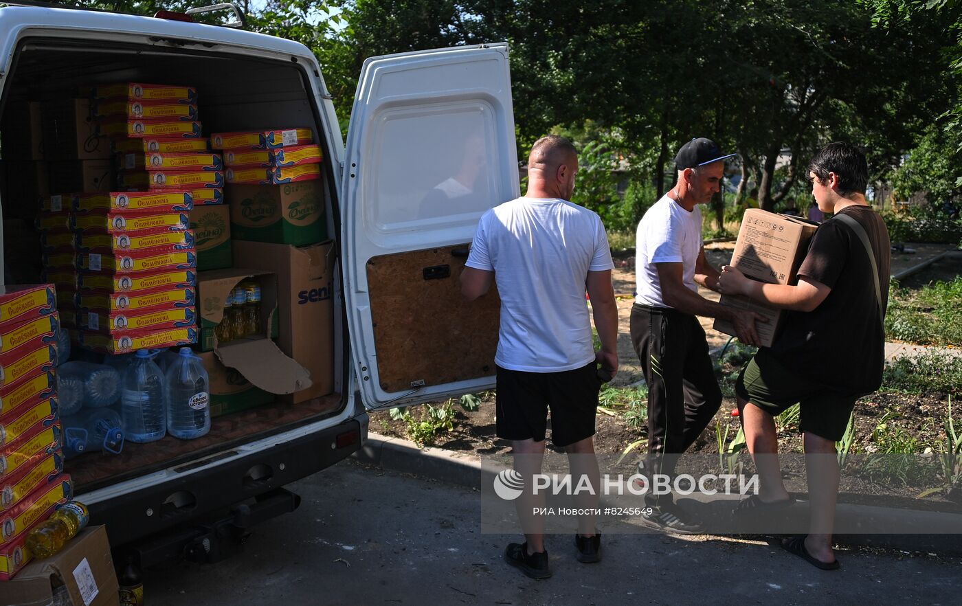 Раздача гуманитарной помощи жителям Мариуполя