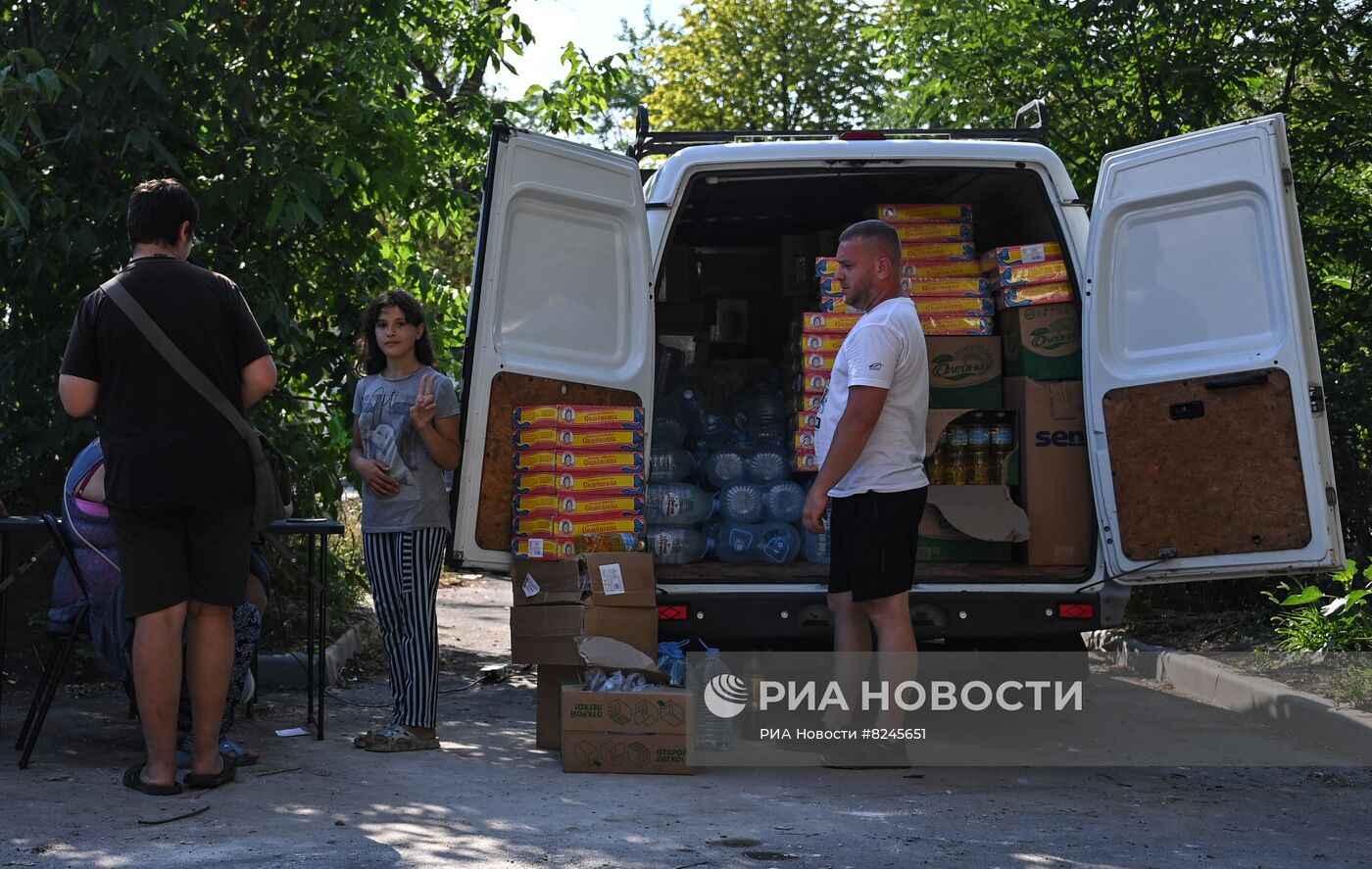 Раздача гуманитарной помощи жителям Мариуполя