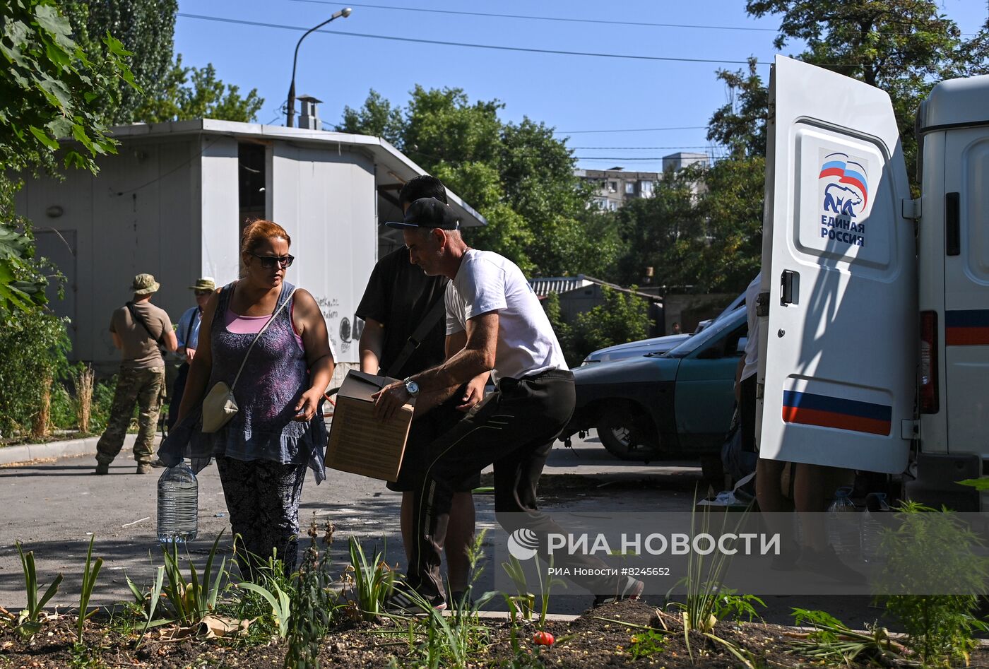 Раздача гуманитарной помощи жителям Мариуполя