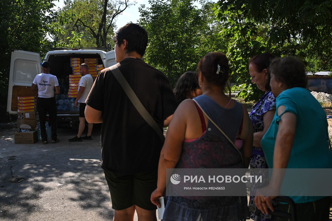 Раздача гуманитарной помощи жителям Мариуполя