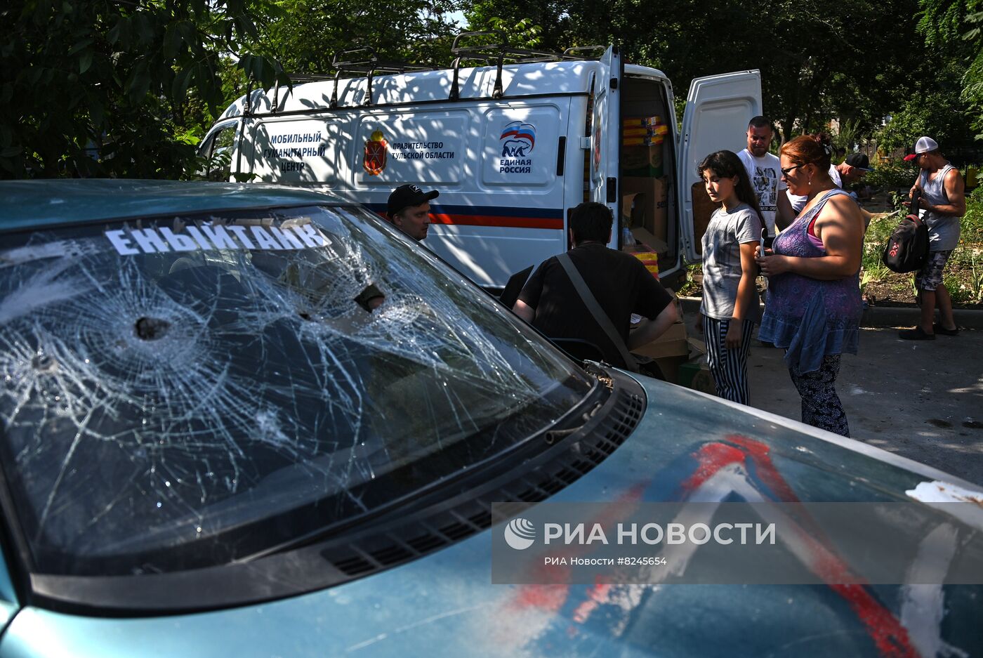 Раздача гуманитарной помощи жителям Мариуполя