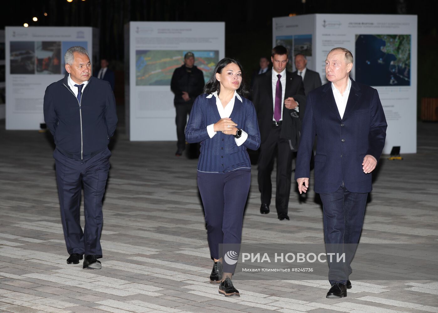 Президент РФ В. Путин посетил музейно-исторический парк "Остров фортов"