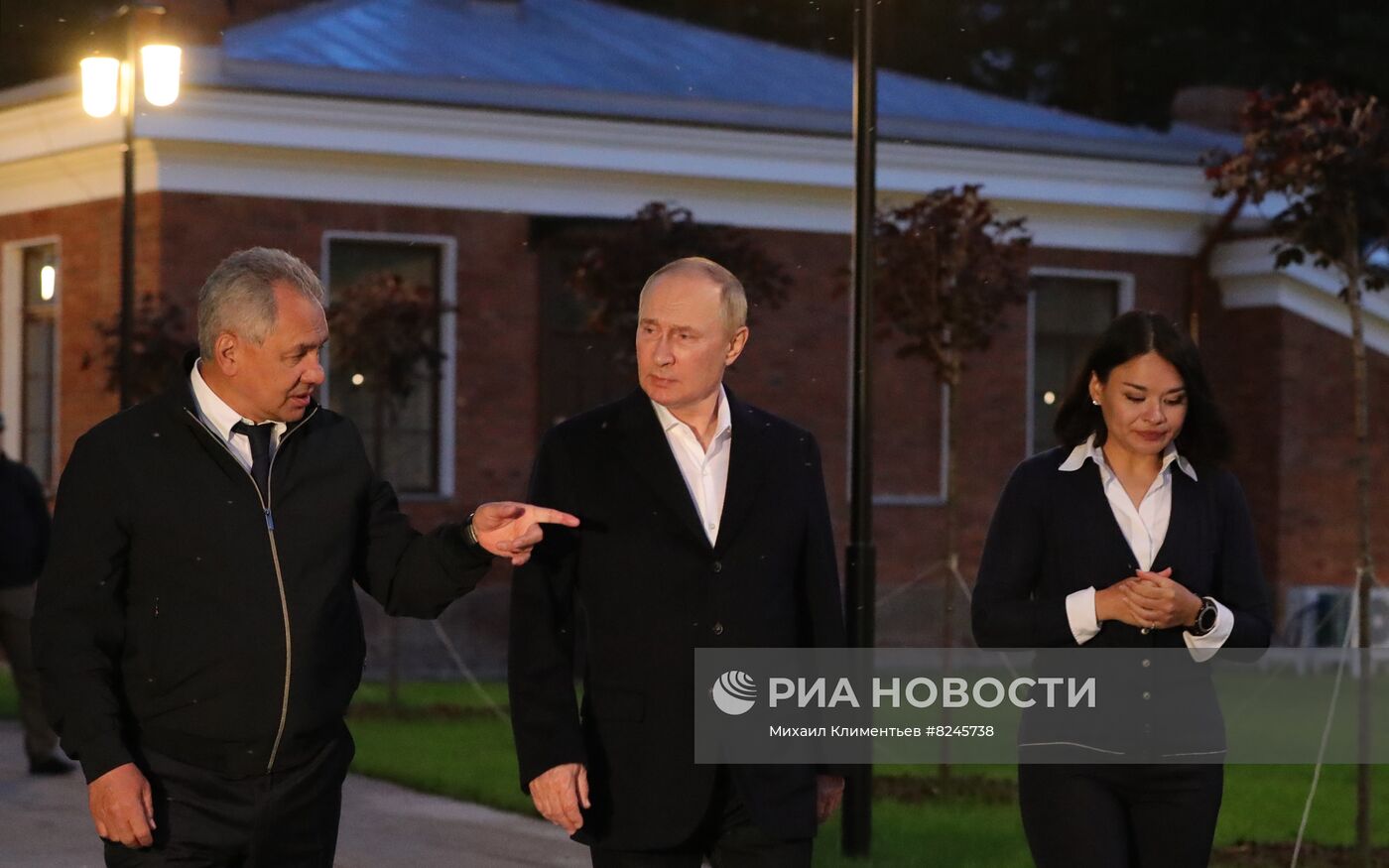 Президент РФ В. Путин посетил музейно-исторический парк "Остров фортов"