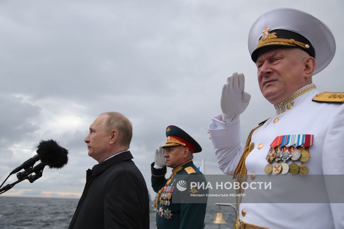 Президент РФ В. Путин принял Главный военно-морской парад