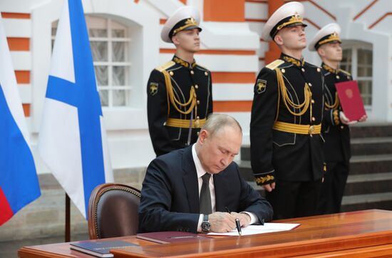 Президент РФ В. Путин подписал Указы об утверждении Морской доктрины РФ