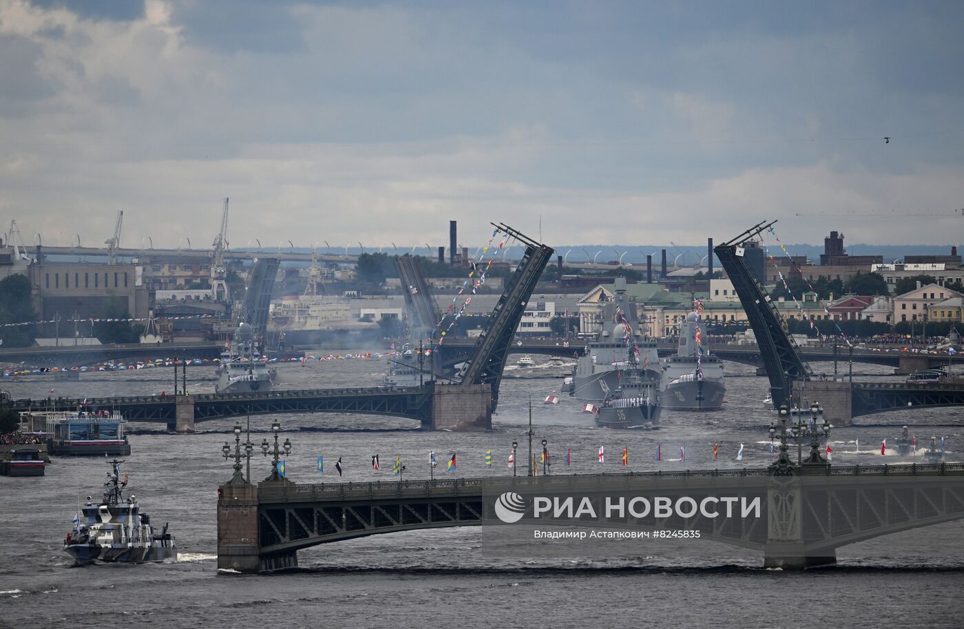 Празднование Дня ВМФ в Санкт-Петербурге