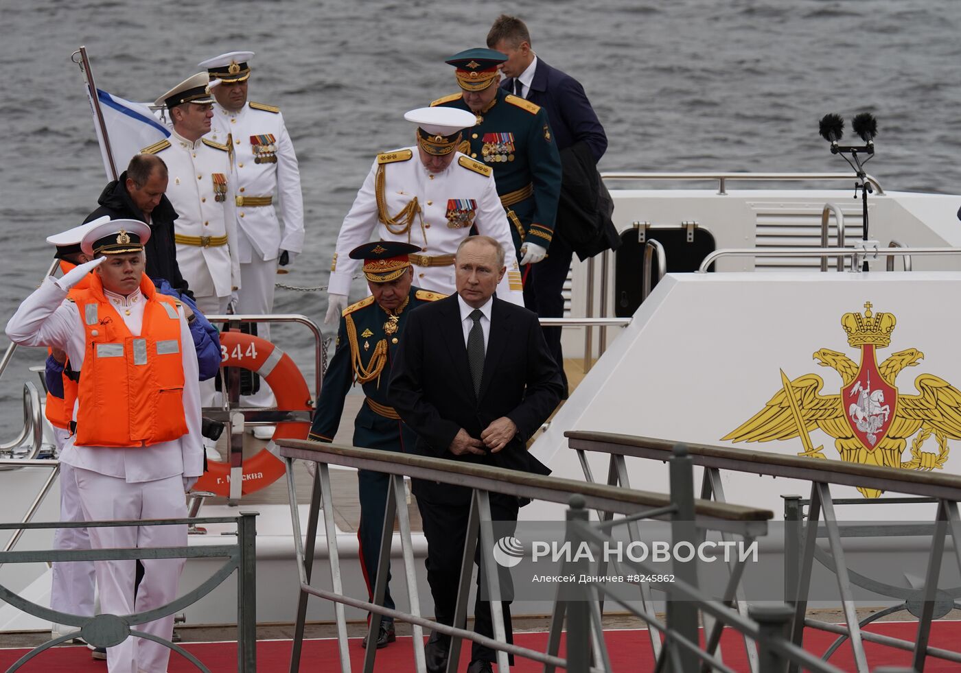 Президент РФ В. Путин принял Главный военно-морской парад