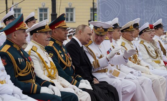 Президент РФ В. Путин принял Главный военно-морской парад