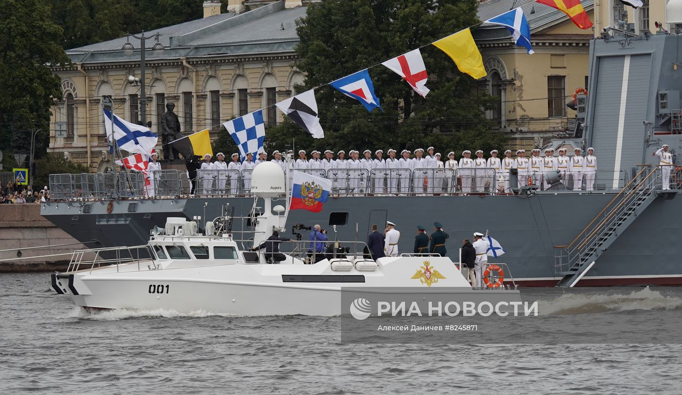 Президент РФ В. Путин принял Главный военно-морской парад