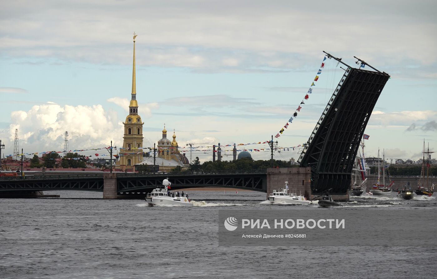 Президент РФ В. Путин принял Главный военно-морской парад