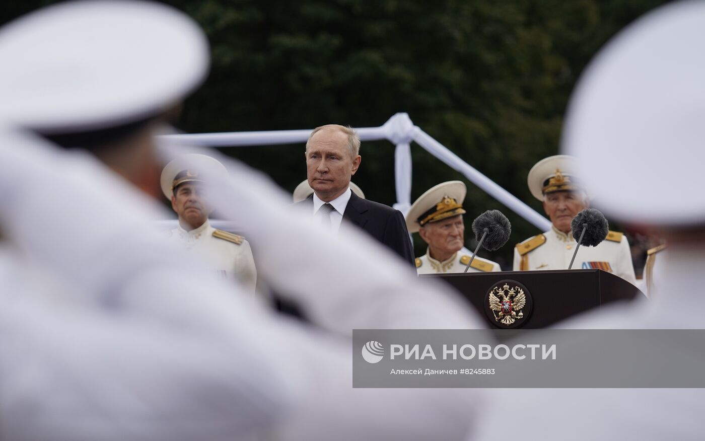 Президент РФ В. Путин принял Главный военно-морской парад