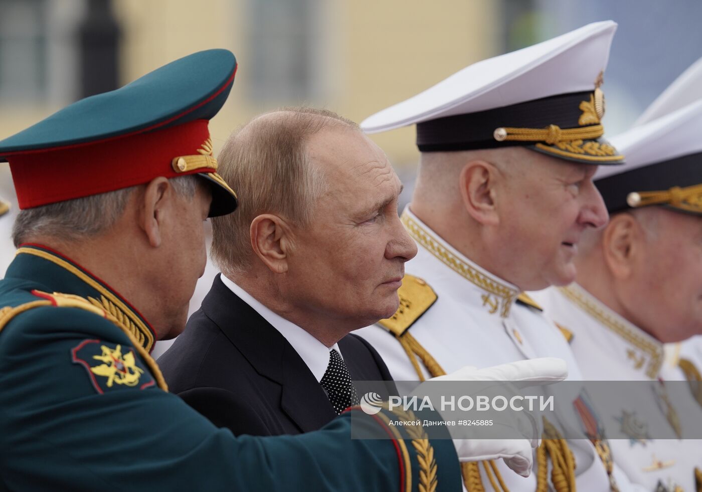Президент РФ В. Путин принял Главный военно-морской парад