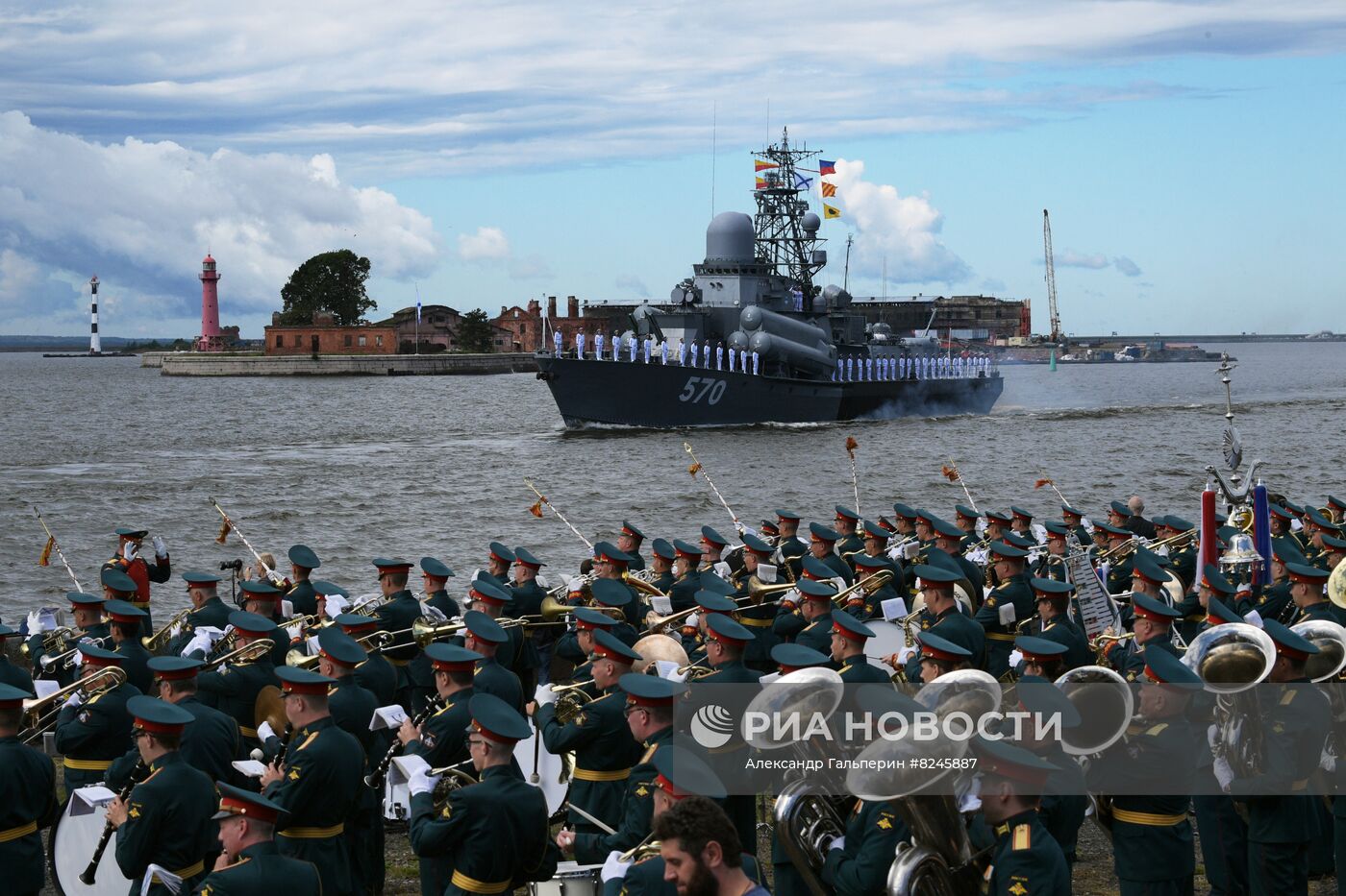 Празднование Дня ВМФ в Санкт-Петербурге