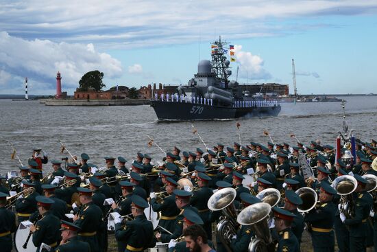 Празднование Дня ВМФ в Санкт-Петербурге