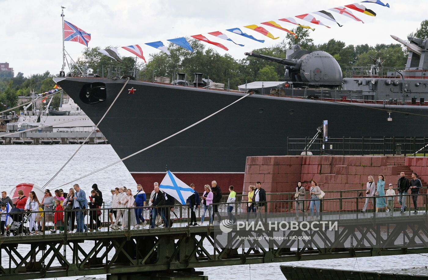 Празднование Дня ВМФ в Санкт-Петербурге