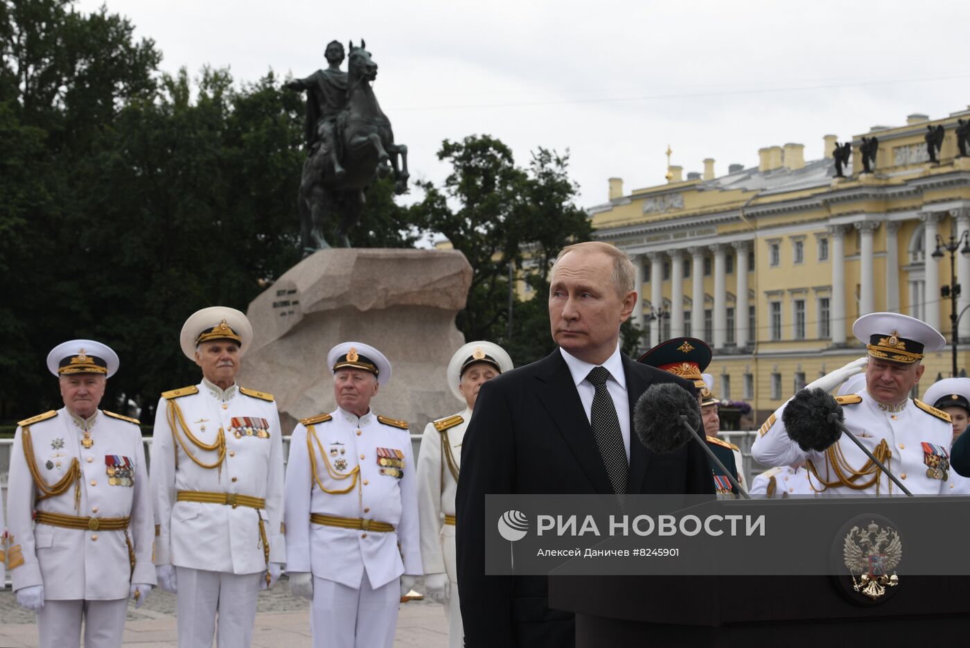 Президент РФ В. Путин принял Главный военно-морской парад