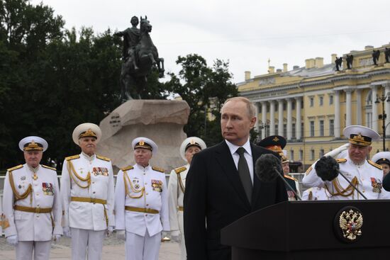 Президент РФ В. Путин принял Главный военно-морской парад